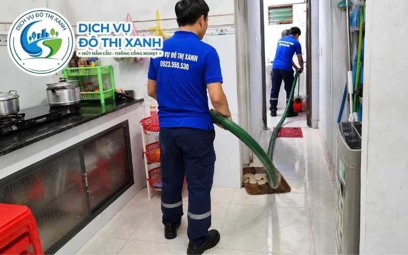 Đội thợ Đô Thị Xanh rút bùn đáy và điều chỉnh tốc độ hút cho hầm cầu cũ tại Thuận An
