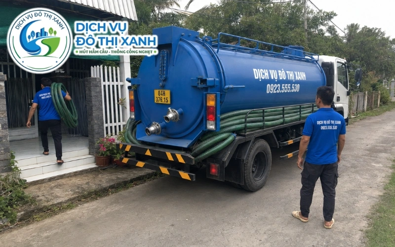 Xe và nhân viên Đô Thị Xanh hút hầm cầu vào cuối mùa khô tại Cầu Ngang