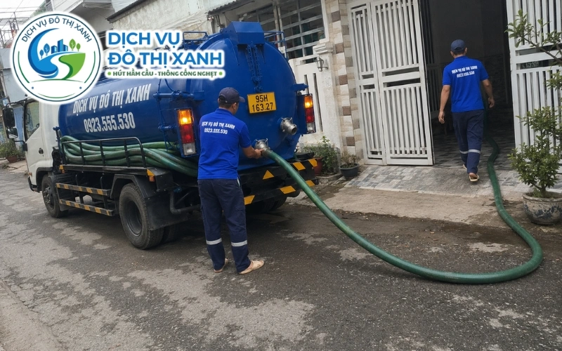 Xe bồn Đô Thị Xanh hút hầm cầu vào cuối mùa khô tại Phụng Hiệp