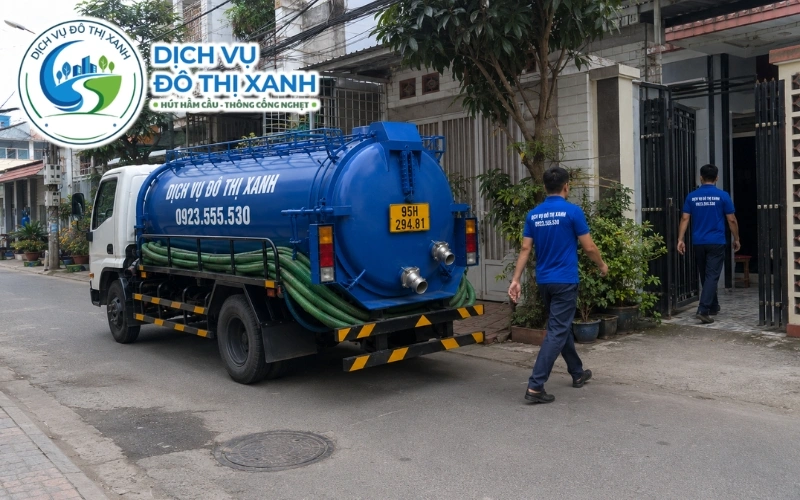 Nhân viên Đô Thị Xanh kiểm tra hầm cầu quá tải tại dãy trọ công nhân ở Châu Thành, Hậu Giang