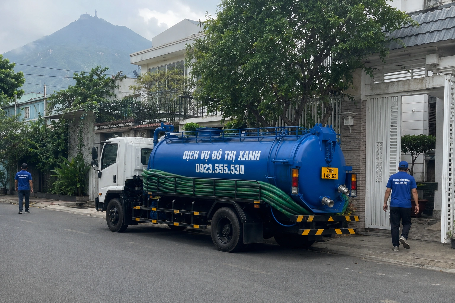 Đội Đô Thị Xanh hút hầm cầu cho dãy trọ công nhân quanh khu công nghiệp Trảng Bàng