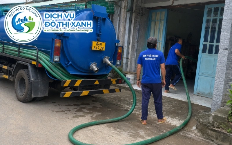 Đội thợ Đô Thị Xanh hút cạn và vét bùn hầm cầu cho hộ nuôi tôm tại xã Hòa Minh