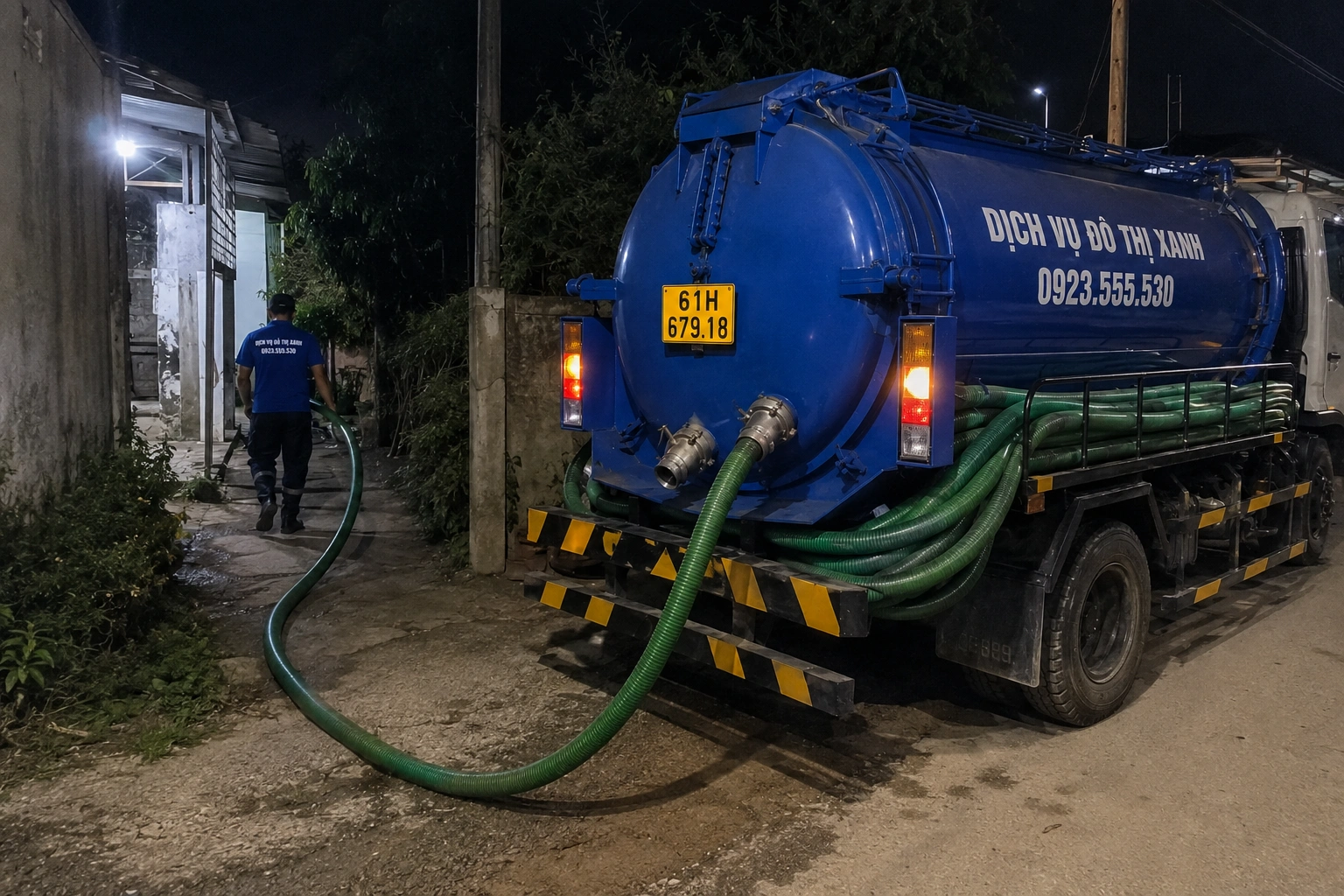 Kỹ thuật viên Đô Thị Xanh kiểm tra hầm cầu dùng chung tại khu tập thể nông trường Dầu Tiếng
