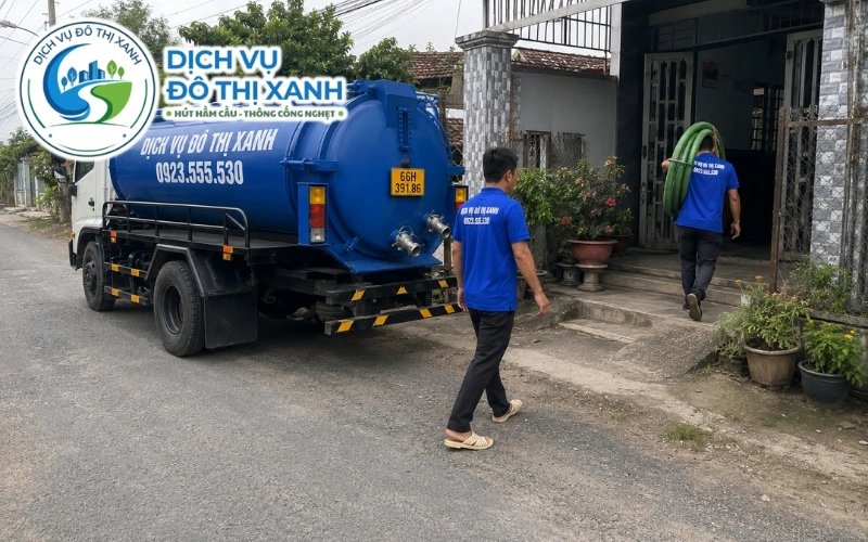 Đội Đô Thị Xanh hút hầm cầu cho lò nem và cơ sở làm nghề tại Lai Vung