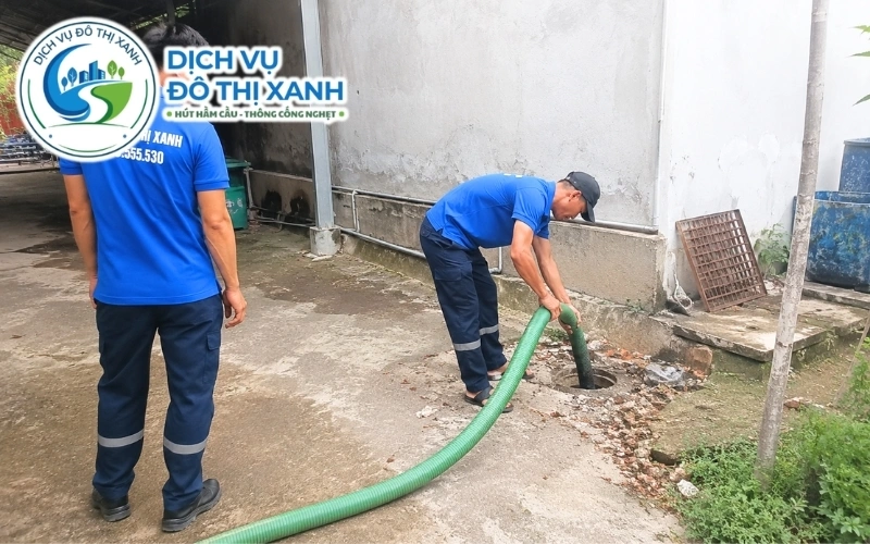 Đội thợ Đô Thị Xanh hút hầm 4 khối cho lò tàu hũ ky khu Mỹ Hòa Bình Minh