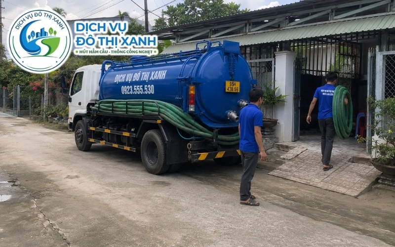 Xe bồn Đô Thị Xanh hút hầm cầu ban đêm cho quán mặt tiền quốc lộ tại Châu Thành A