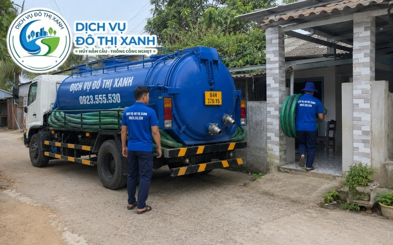 Hút hầm cầu Duyên Hải, Đô Thị Xanh có 2 điểm đặt xe 4 Nhân viên Đô Thị Xanh kiểm tra hầm cầu cho nhà nghỉ và quán ven biển Duyên Hải trước mùa khách