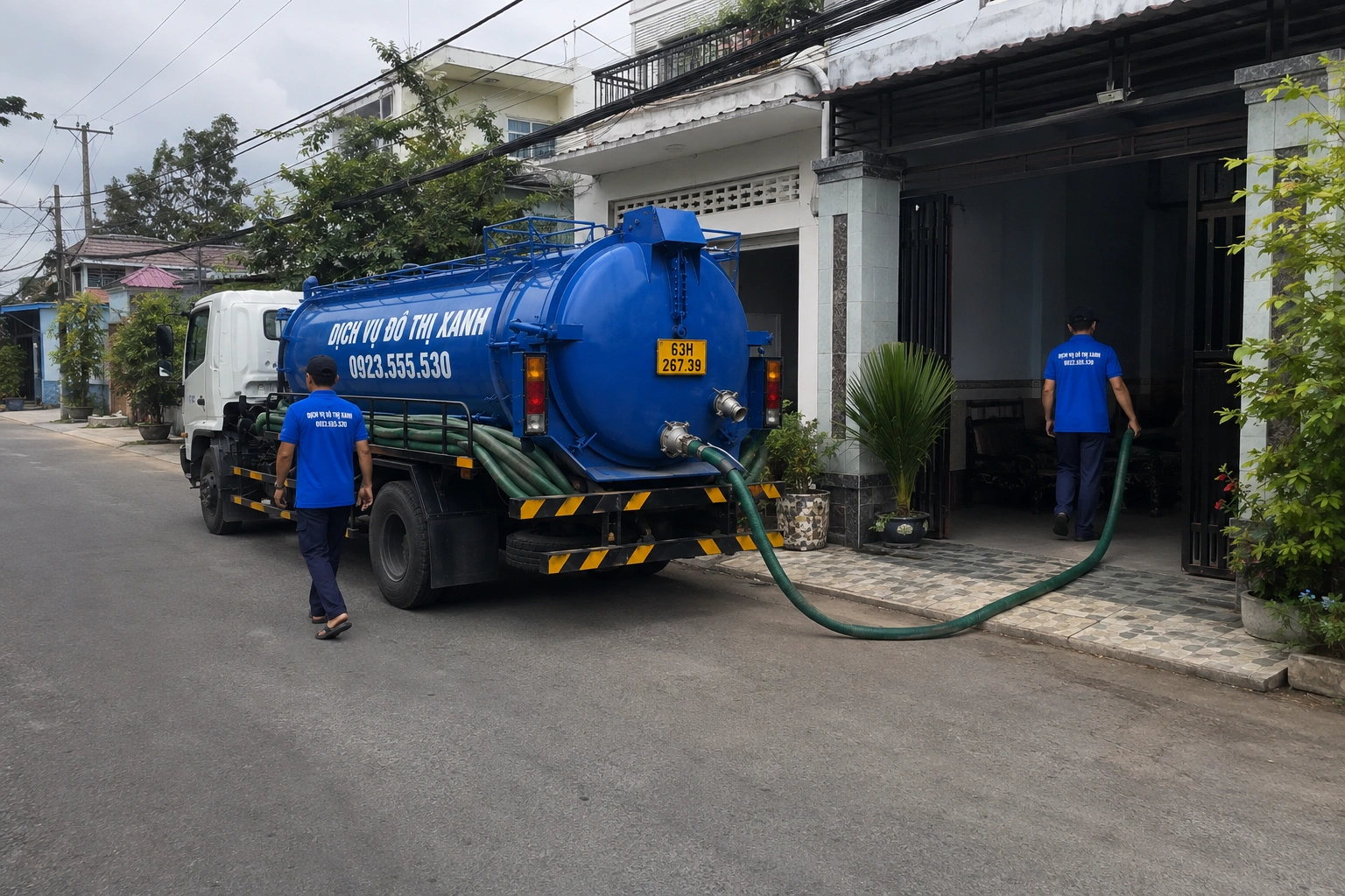Nhân viên Đô Thị Xanh kiểm tra hầm cầu nhà nền thấp ven kênh tại Cái Bè