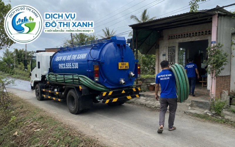 Đội Đô Thị Xanh hút hầm cầu cho quán ăn quanh Tràm Chim ngoài giờ đông khách