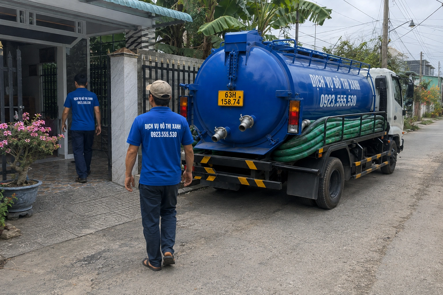 Xe Đô Thị Xanh hút hầm cầu cho quán cơm ven QL1A tại Cái Bè