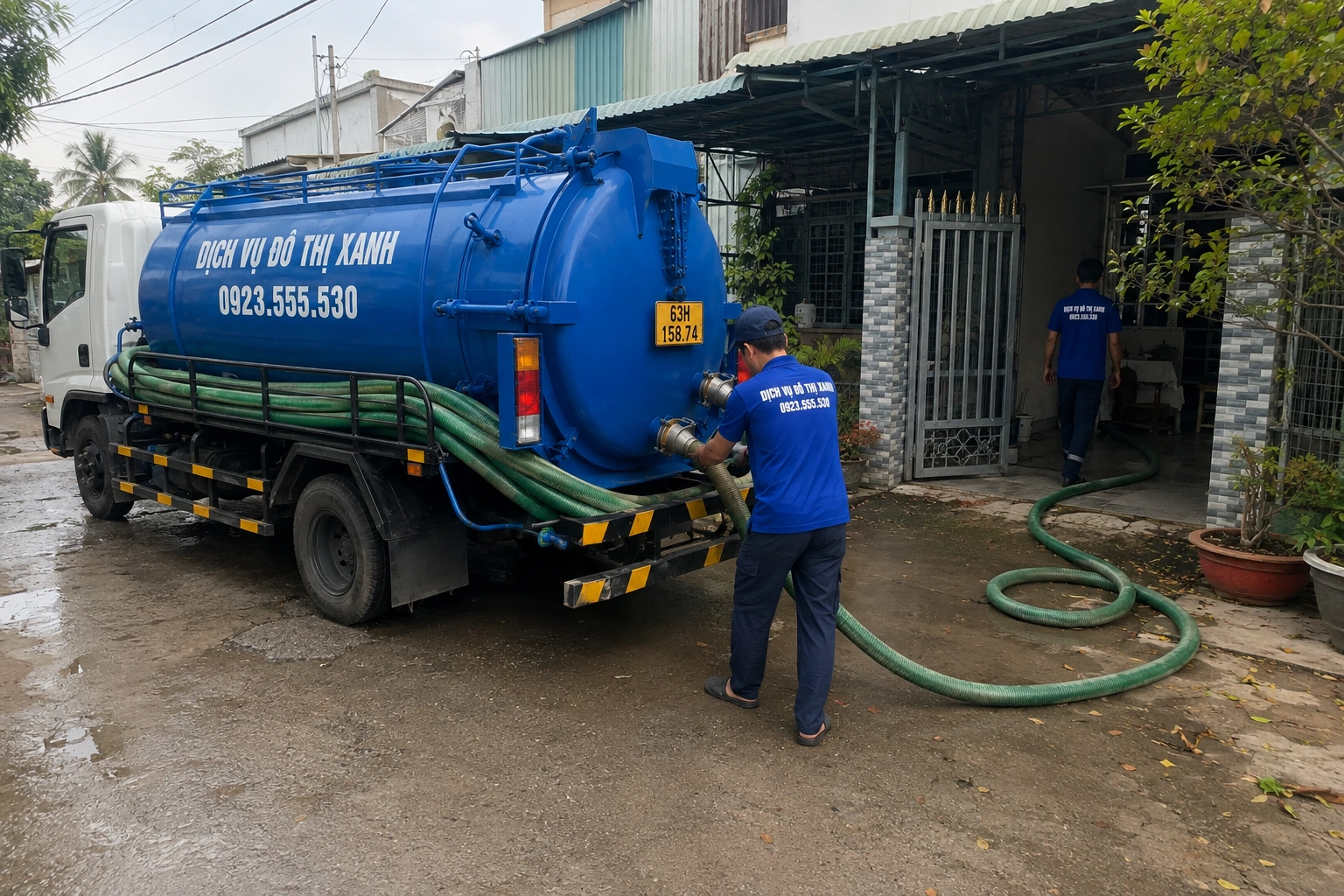 Nhân viên Đô Thị Xanh kiểm tra hầm cầu cho nhà rẫy rau màu vào thời gian nghỉ vụ tại Gò Công Tây