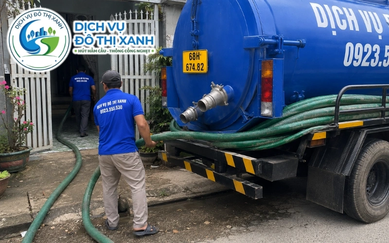 Đội thợ Đô Thị Xanh kéo ống và hút hầm cầu an toàn cho nhà sát bờ kênh tại Tân Hiệp