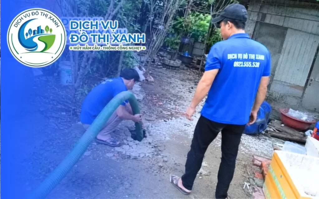 Hút hầm cầu Tân Phú, nắp hầm bị phòng xây đè lên trên 7 Hút hầm cầu Tân Phú, thợ Đô Thị Xanh phục vụ tận hẻm và nhận hẹn từ 25 phút