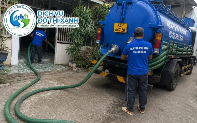 Đội Đô Thị Xanh kiểm tra và hút hầm cầu tại Trà Cú trước mùa lễ đông người