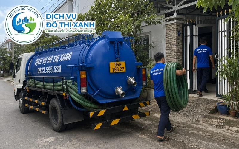 Xe bồn Đô Thị Xanh hút hầm cầu trước mùa mưa tại Ngã Bảy