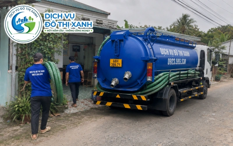 Xe Đô Thị Xanh hút hầm cầu trước mùa vụ tại Giồng Riềng