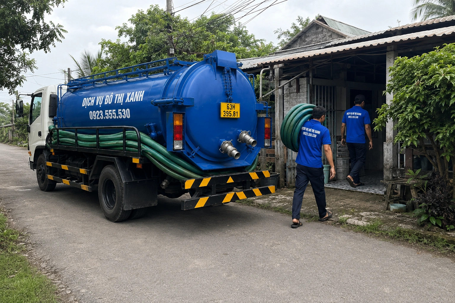 Xe Đô Thị Xanh hút hầm cầu trước vụ sầu riêng cho nhà vườn Cai Lậy