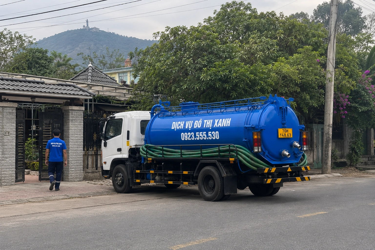 Kỹ thuật viên xử lý hầm cầu nền thấp ven sông Vàm Cỏ Đông tại Bến Cầu