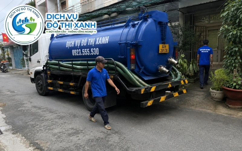Đội thợ Đô Thị Xanh xử lý hầm cầu nhà sát kênh xáng phía Vĩnh Hòa Hưng