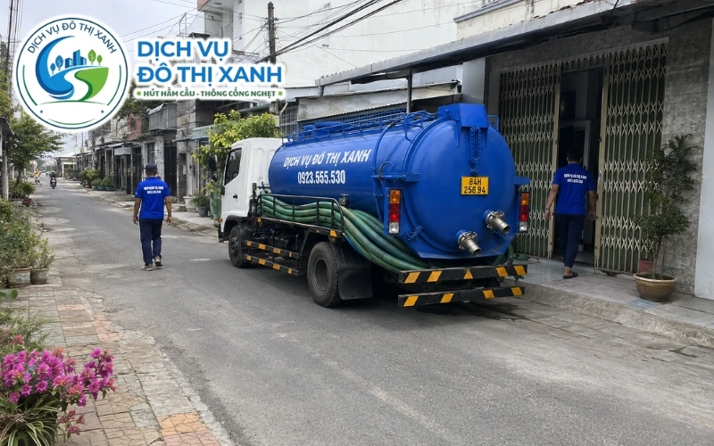 Đội thợ Đô Thị Xanh hút hầm cầu và xử lý rễ dừa tại xã Tam Ngãi