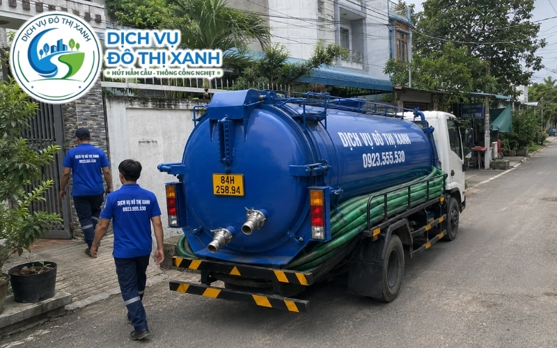 Hút hầm cầu Duyên Hải, Đô Thị Xanh có 2 điểm đặt xe 6 Đội thợ Đô Thị Xanh khuấy bùn cứng và hút hầm cầu cho hộ dân tại xã Đông Hải
