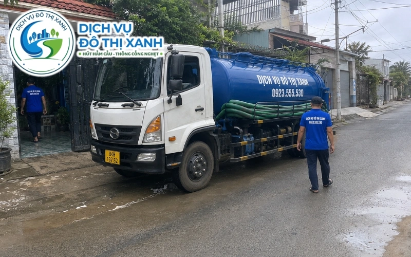 Nhân viên Đô Thị Xanh hút hầm cầu và kiểm tra đường ống gần ao tôm tại xã Hiệp Mỹ