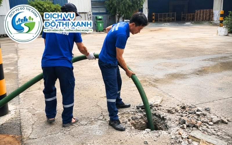 Đội Đô Thị Xanh hút và kiểm tra điểm thấm hầm cầu tại xã Vàm Cỏ Tân Trụ