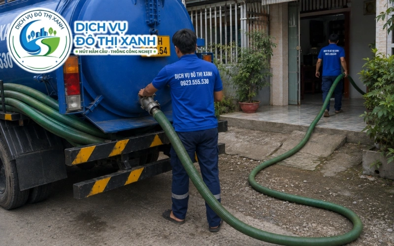 Nhân viên hút hầm và thông ống gom cho dãy trọ 12 phòng gần Vàm Cống