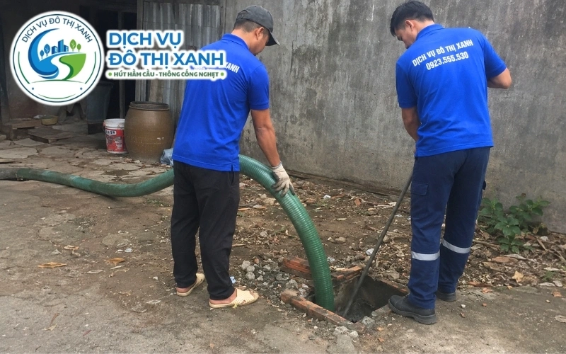 Đội thợ Đô Thị Xanh hút lớp bùn sét trong hầm gạch bên kênh Thầy Cai tại Mang Thít