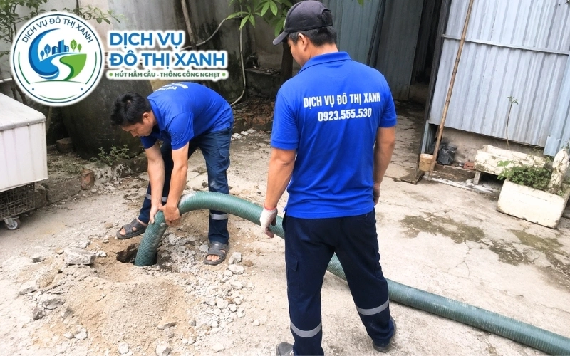 Nhân viên hút hầm cầu và kiểm tra nước phèn thấm ngược tại khu vực Minh Thuận cũ U Minh Thượng