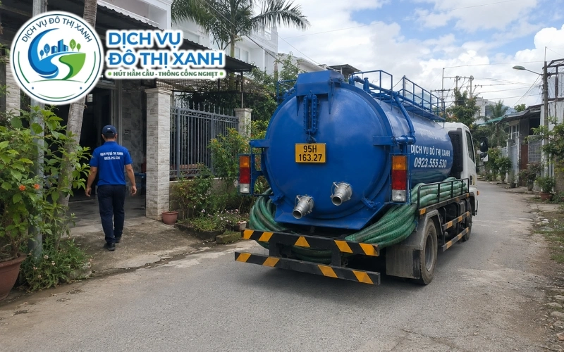 Xe bồn hút hầm cầu cho quán ăn và nhà trọ quanh Ngã Bảy