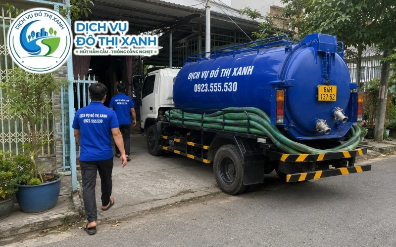 Đội thợ Đô Thị Xanh kéo ống dẫn dài từ ngoài lộ vào nhà vườn tại Cầu Kè