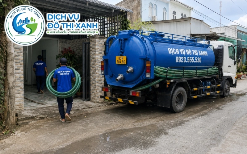 Đội thợ Đô Thị Xanh kéo ống dài qua liếp cây để hút hầm cầu trong vườn Kế Sách