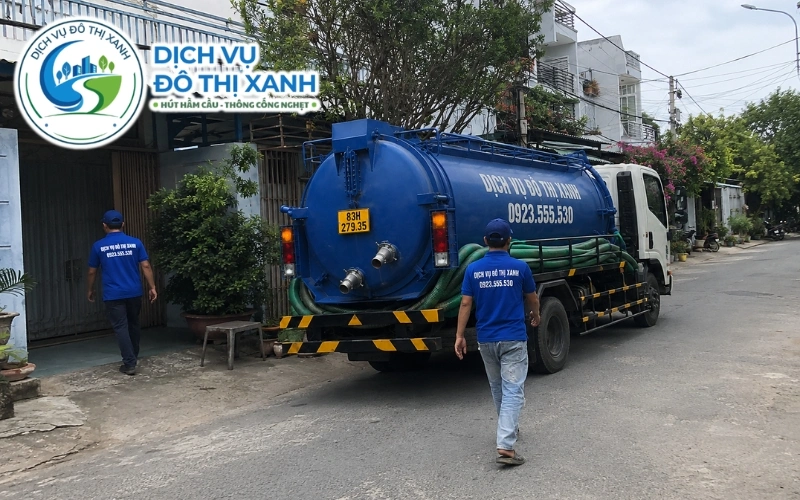 Hút hầm cầu Ngã Năm: Đô Thị Xanh hút đón mùa nước, 24/7 3 Nhân viên kéo ống hút hầm cầu qua cầu ván vào nhà ven sông Ngã Năm