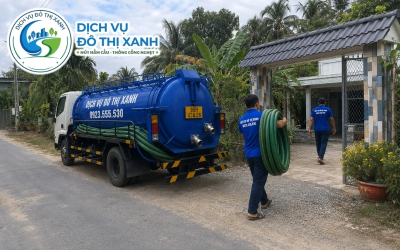 Nhân viên Đô Thị Xanh kéo ống hút hầm cầu vượt cầu nhỏ vào nhà tại Phụng Hiệp