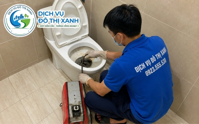 Búi khăn ướt gây nghẹt đường ống bồn cầu trong nhà phố Cao Lãnh