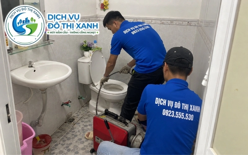 Kỹ thuật viên kiểm tra khăn ướt và tã bỉm gây nghẹt bồn cầu tại Vũng Liêm