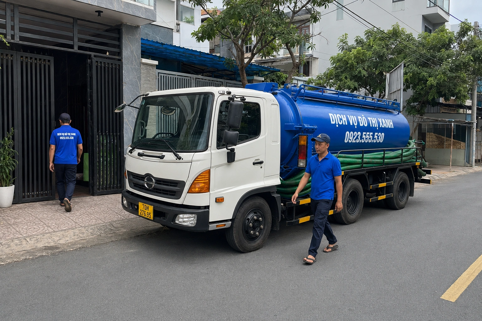 Kỹ thuật viên khảo sát lượng chất thải và vị trí hầm trước khi báo giá hút hầm cầu Gò Dầu