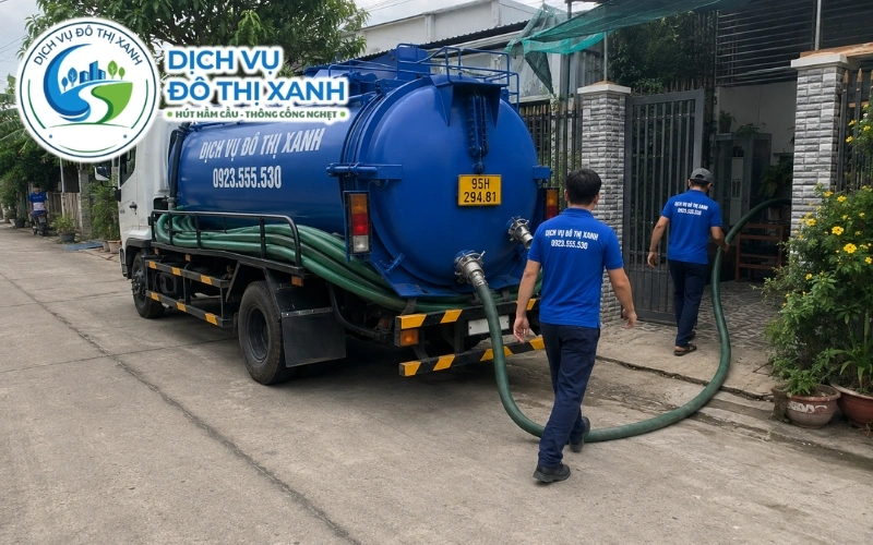 Kỹ thuật viên khảo sát khối lượng và báo giá hút hầm cầu tại Phụng Hiệp