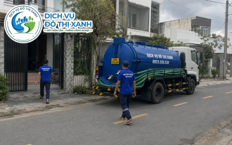 Kỹ thuật viên khảo sát hầm và số phòng trước khi báo giá hút hầm cầu tại Trần Đề