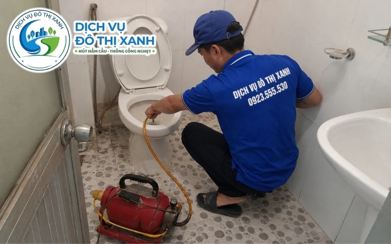 Kỹ thuật viên khảo sát mức độ nghẹt trước khi báo giá thông bồn cầu tại Trần Đề
