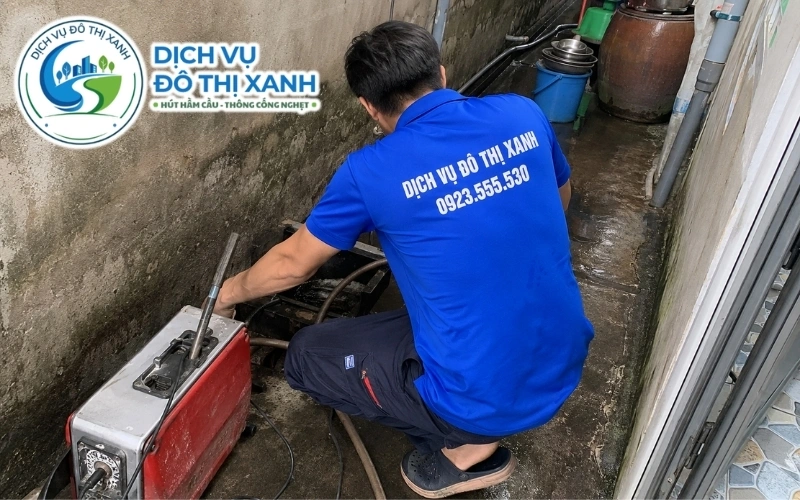 Nhân viên khảo sát tuyến cống và báo giá thông cống nghẹt tại Lai Vung