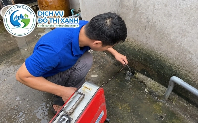Kỹ thuật viên khảo sát tuyến ống trước khi báo giá thông cống tại Phụng Hiệp