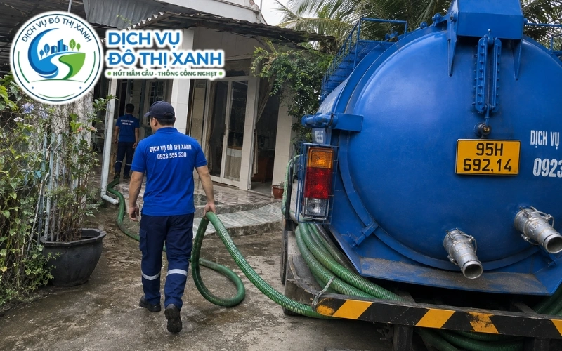 Kỹ thuật viên đo lớp cặn và báo giá hút hầm cầu tại Vị Thủy