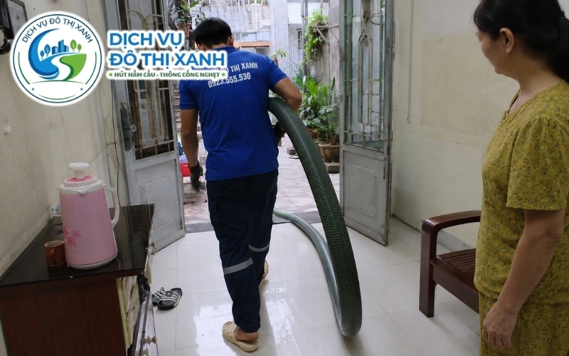 Kỹ thuật viên khảo sát khối lượng bùn và quãng ống trước khi báo chi phí hút hầm cầu An Minh