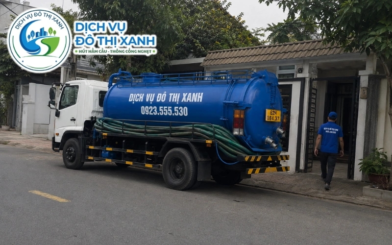 Kỹ thuật viên khảo sát dung tích và lượng bùn trước khi báo chi phí hút hầm cầu Đức Hòa