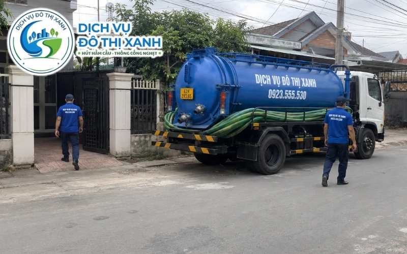 Kỹ thuật viên Đô Thị Xanh khảo sát thực tế trước khi báo chi phí hút hầm cầu Kiến Tường