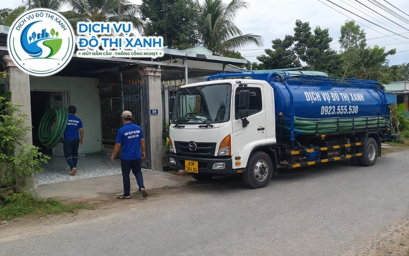 Kỹ thuật viên khảo sát lượng cặn và đường vào trước khi báo chi phí hút hầm cầu Thạnh Trị
