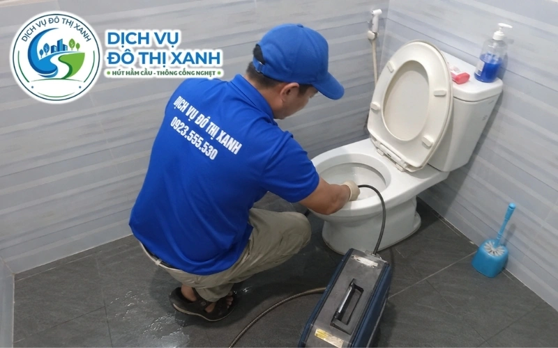 Kỹ thuật viên khảo sát dị vật và độ nghẹt trước khi báo chi phí thông bồn cầu Thạnh Trị