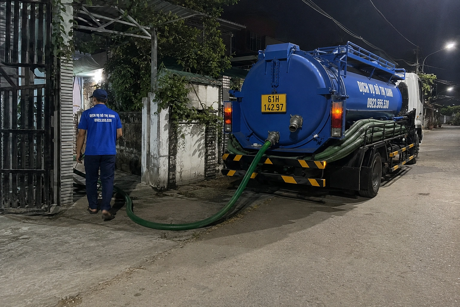 Nhân viên Đô Thị Xanh khảo sát đường vào và vị trí hầm trước khi điều xe hút hầm cầu Phú Giáo